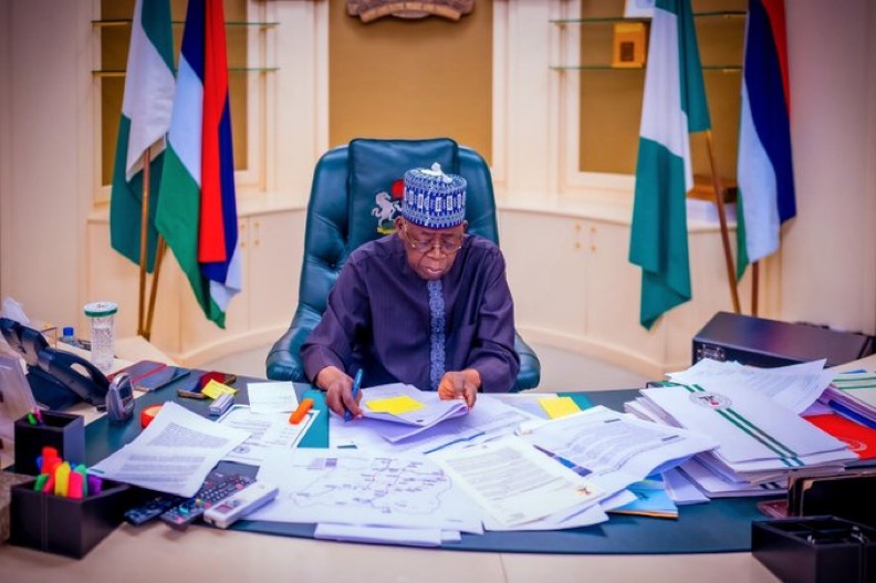 Federal Government Approves Payments for 1,240 Contractors