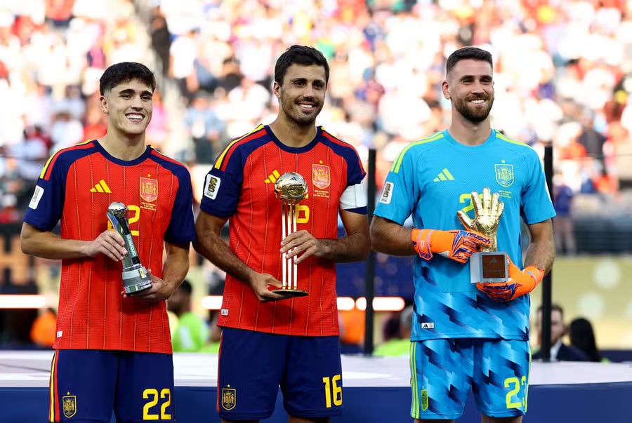 Pau Cubarsi, Rodri and Unai Simon with their individual awards