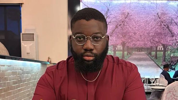 Food critic Opeyemi Famakin has commented on restaurant policies and customers who spend little while occupying tables for long periods.