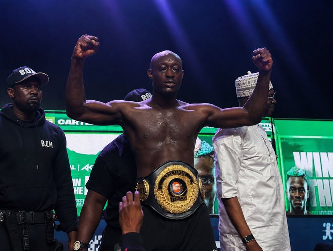 Carter Efe defeated Speed Darlington at the Chaos in the Ring celebrity boxing event in Lagos.